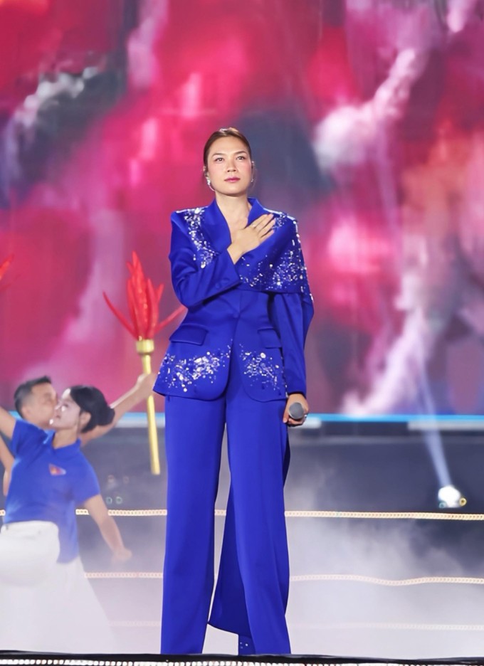 Mỹ Tâm khi hát "Khát vọng tuổi trẻ".