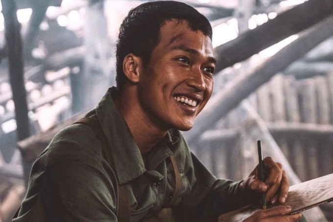 Lâm Thanh Nhã đóng Bình - họa sĩ tòng quân theo tiếng gọi tổng động viên. Ảnh: Đoàn phim cung cấp