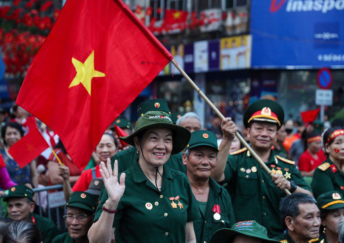 Các cựu chiến binh hòa chung niềm vui với người dân xem tổng duyệt diễu binh, diễu hành sáng 30-8