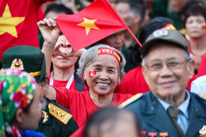 Hạnh phúc của cụ già trong không khí đất nước mừng đại lễ