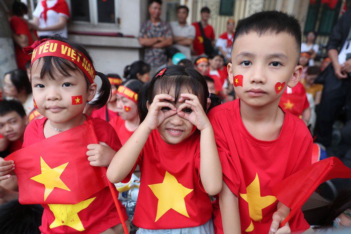 Hạnh phúc của em nhỏ trong không khí đất nước mừng đại lễ
