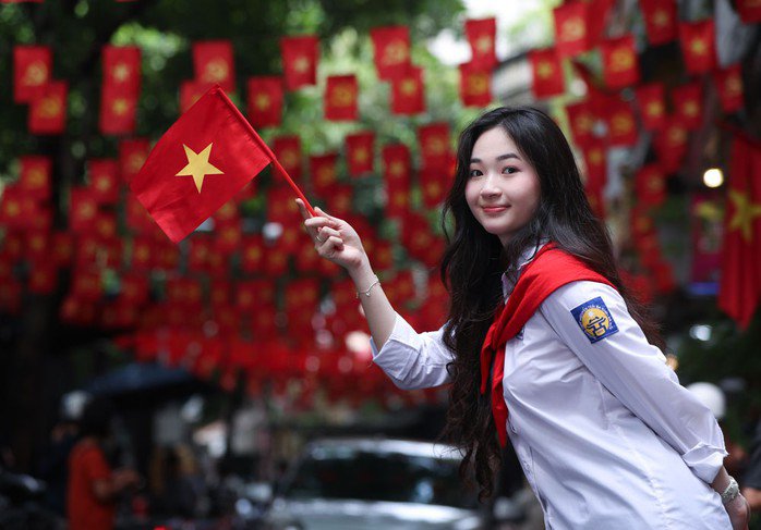 Bạn trẻ Chu Khánh Linh, sinh viên năm nhất Học viện Ngoại giao, lưu giữ khoảnh khắc phố phường rợp cờ đỏ sao vàng chào mừng Quốc khánh