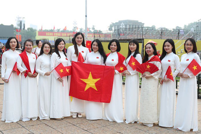 Các cô gái Hà Nội thướt tha trong trang phục áo dài, rạng ngời bên cờ Tổ quốc