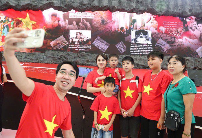 Người dân nô nức đi xem Triển lãm thành tựu đất nước với chủ đề “80 năm hành trình Độc lập - Tự do - Hạnh phúc”