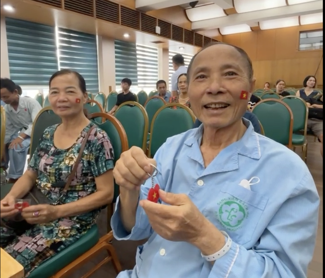 Người bệnh được tặng quà khi xem lễ diễu binh