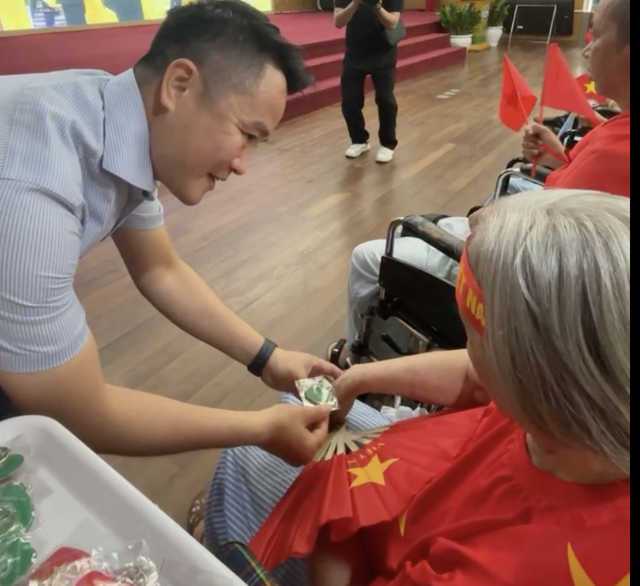 Bệnh nhân ngồi xe lăn, đeo dây truyền háo hức xem trực tiếp lễ diễu binh - 7