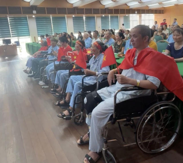Bệnh nhân ngồi xe lăn, đeo dây truyền háo hức xem trực tiếp lễ diễu binh - 8