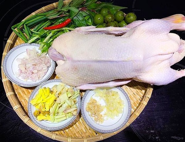 Vịt om sấu là một món ăn ngon, bổ dưỡng, thanh mát để chiêu đãi cả nhà trong những ngày nghỉ lễ.