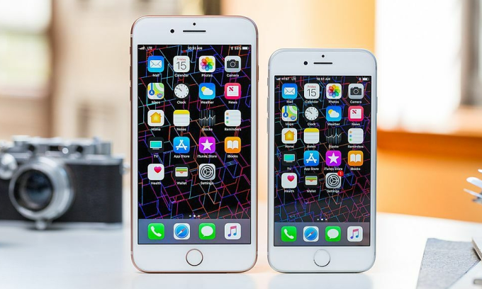 iPhone 8 và iPhone 8 Plus. Ảnh: The Verge