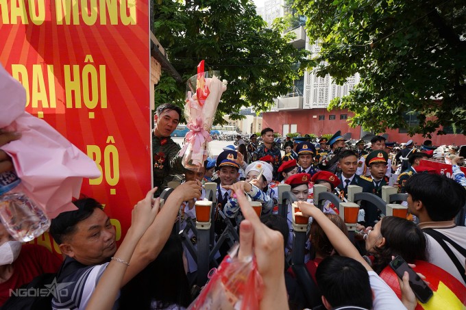 Chiến sĩ vỡ òa khi gặp lại gia đình sau nhiều tháng tập luyện diễu binh 2/9 - 1