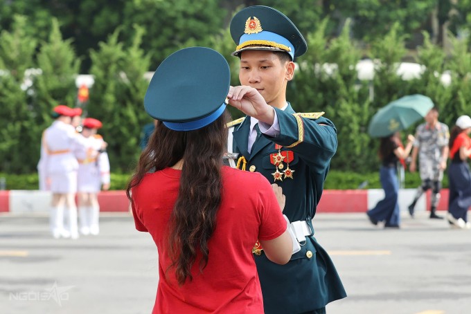Chiến sĩ vỡ òa khi gặp lại gia đình sau nhiều tháng tập luyện diễu binh 2/9 - 10