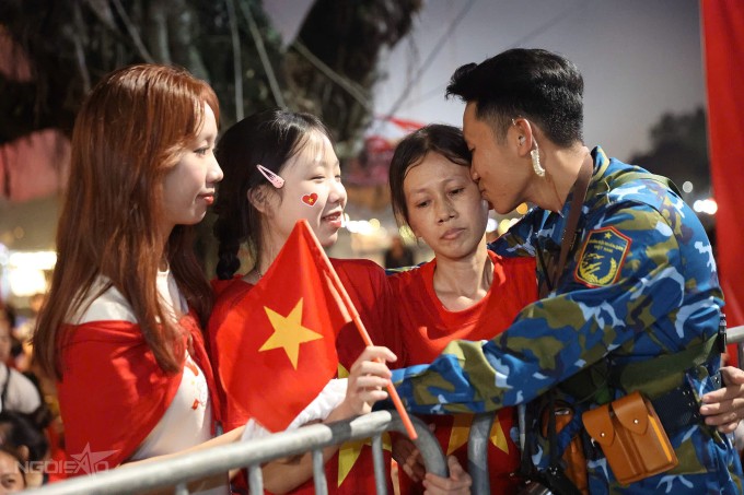 Người dân vẫy chào các Khối diễu binh tại khu vực Quảng trường Cách mạng Tháng Tám. Video: Lê Tuấn Tâm