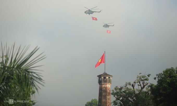 Trực thăng bay qua khu vực gần Cột cờ Hà Nội ngày 2/9. Ảnh: Võ Thạnh
