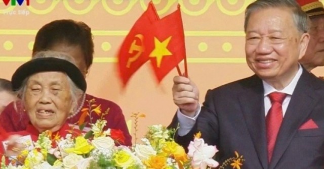 Mẹ Việt Nam Anh hùng ngồi cạnh Tổng Bí thư Tô L...