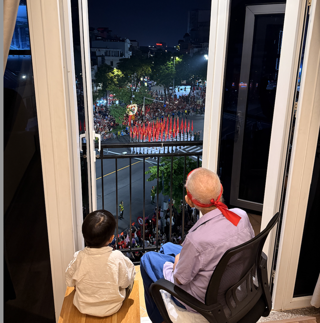 Cũng giống như những "mùa" Quốc khánh trước đây, Quốc khánh năm nay, ông Nguyễn Văn Mỹ cùng gia đình tiếp tục đi xem các buổi sơ duyệt, tổng hợp luyện diễu binh, diễu hành tại Hà Nội. Ảnh: Nhân vật cung cấp