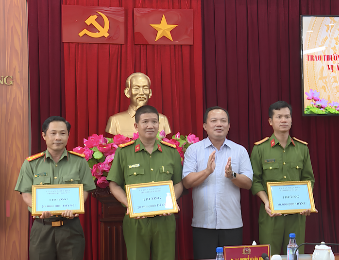 Khen thưởng các lực lượng phá án. Ảnh: Lê Khánh