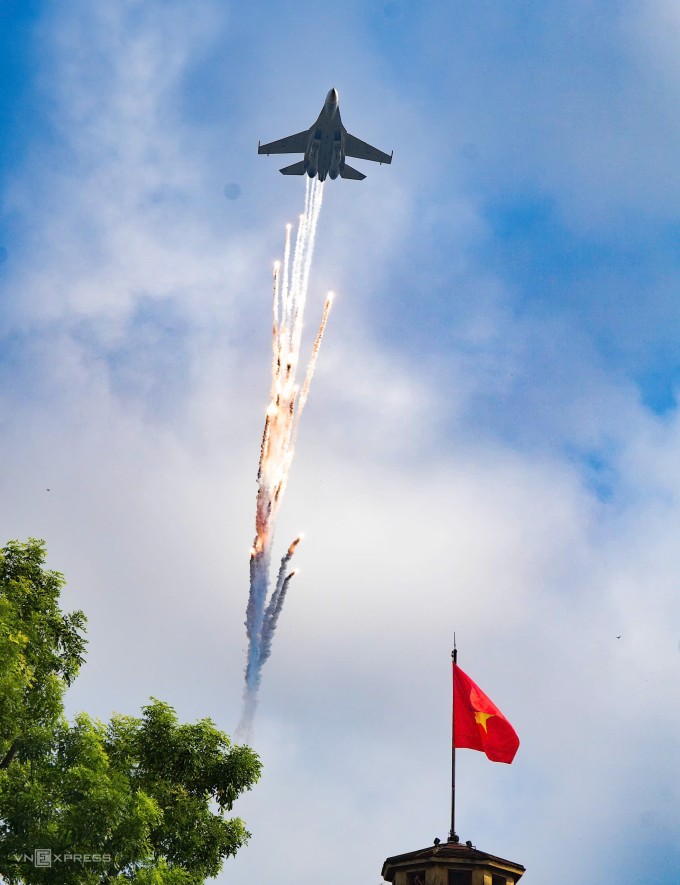 Hải - lục - không quân cùng khí tài diễu binh mừng Quốc khánh 6 Su-30MK2 thả bẫy nhiệt bên trên Cột cờ Hà Nội. Ảnh: Tùng Đinh
