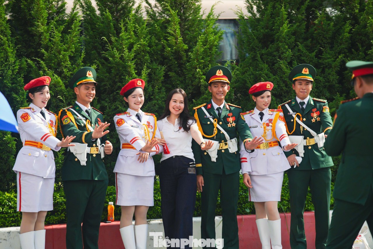 Chiến sĩ bắt tay, "thả tim" với người dân trong không khí thắm tình quân dân trên đường Văn Cao.