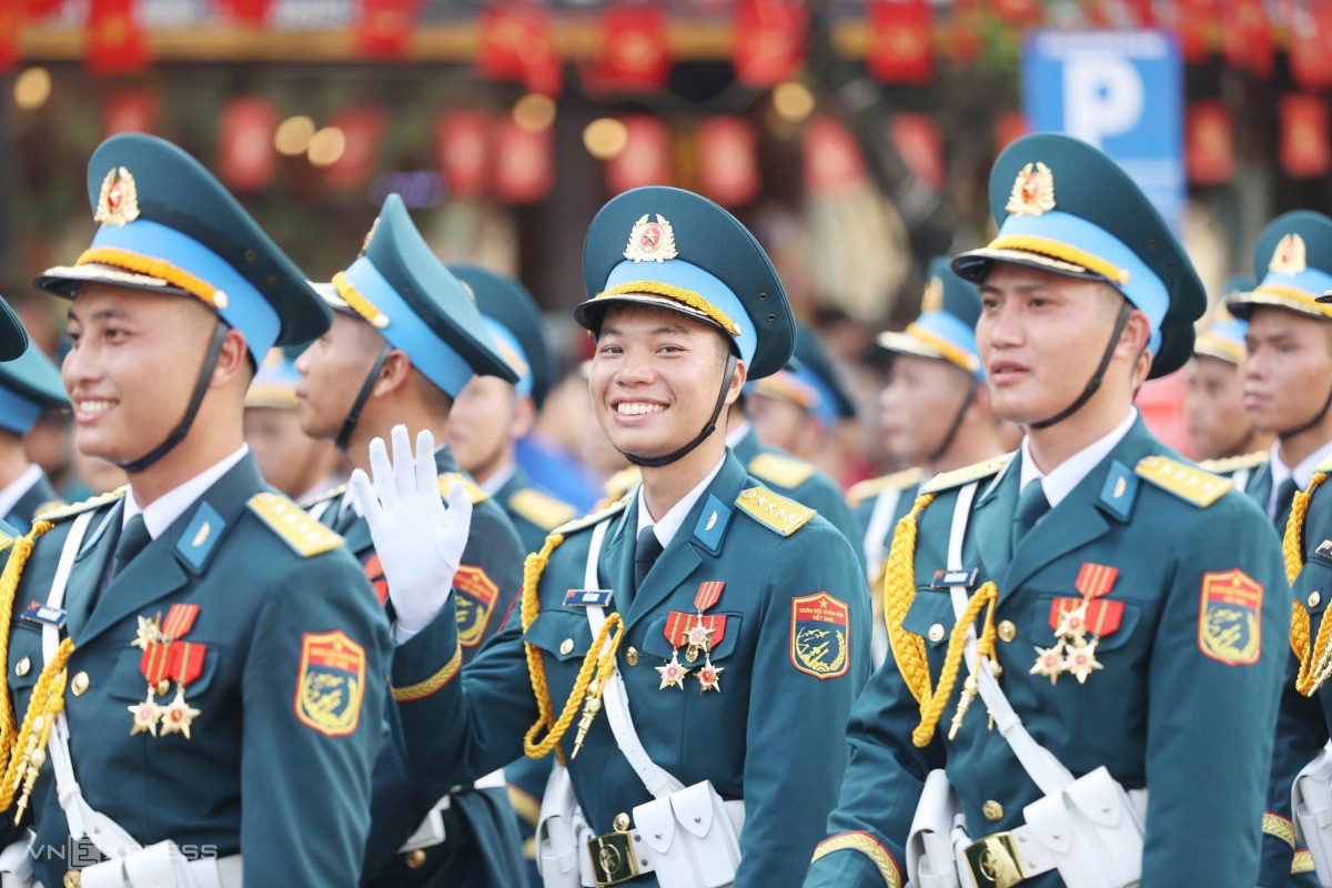 Khối Sĩ quan Phòng không - Không quân chào đồng bào. Ảnh: Đức Đồng