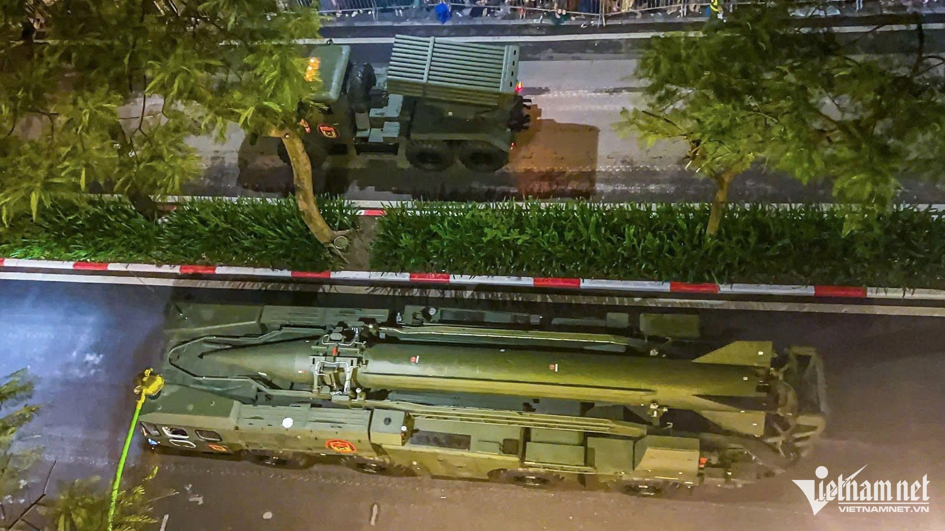 Tên lửa Scud-B và Pháo phản lực BM-21 trên đường Thanh Niên. Ảnh: Quyết Thắng - Bá Phúc