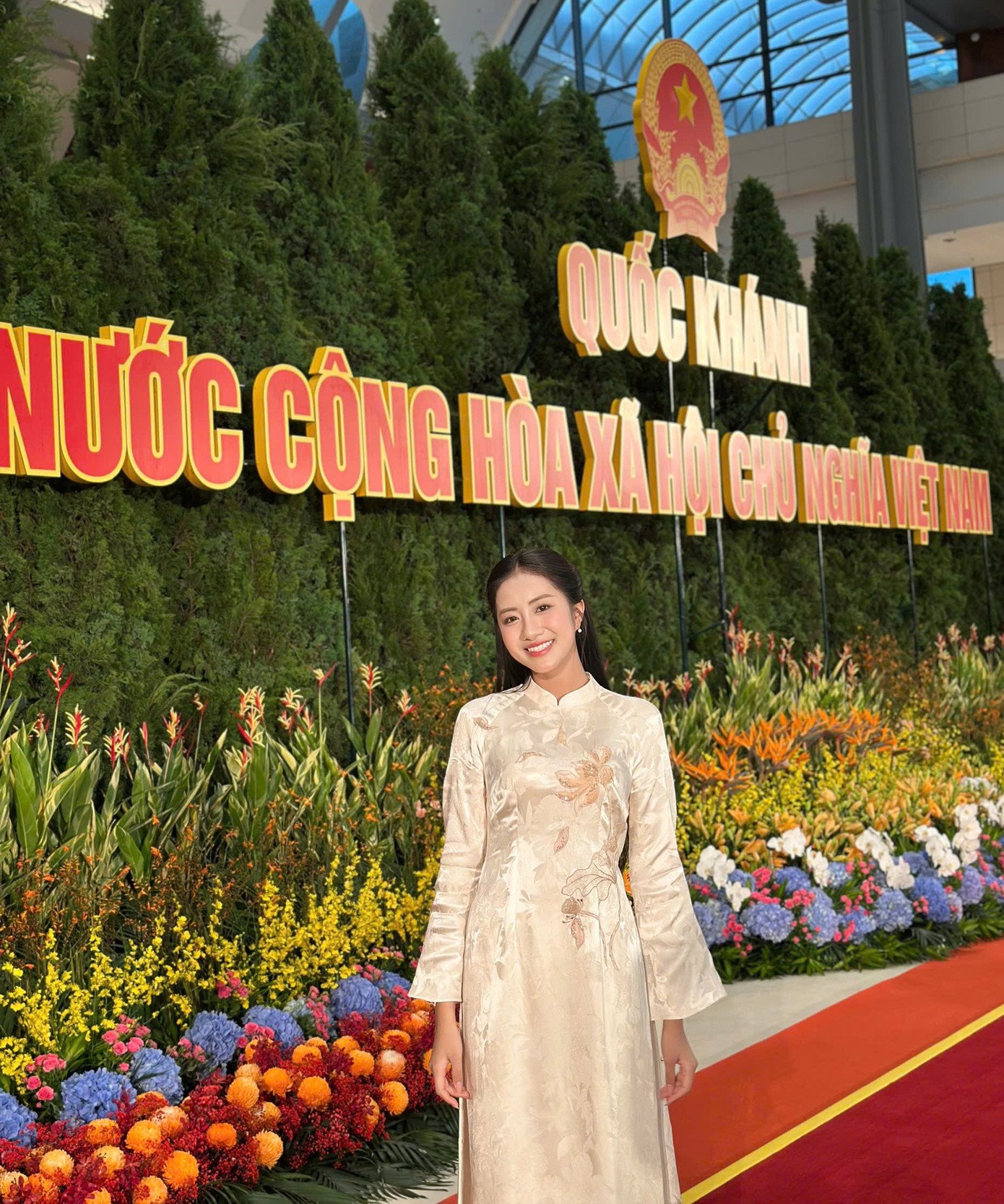 Hà Trúc Linh chia sẻ cảm xúc tự hào: "Tôi vô cùng tự hào và hạnh phúc khi được tham dự sự kiện trước thềm Kỷ niệm 80 năm Quốc Khánh nước Cộng hòa xã hội chủ nghĩa Việt Nam. Là một người trẻ, được tham dự chuỗi sự kiện trọng đại trong những ngày này là vinh dự to lớn của tôi. Điều đó đã hun đúc thêm trong tôi tình yêu Tổ quốc và khát khao cống hiến".