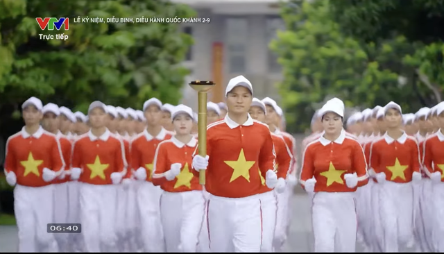 Nghi thức rước đuốc và thắp sáng đài lửa truyền thống cách mạng. Ảnh chụp màn hình