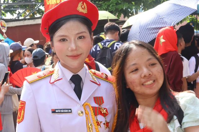 Nữ chiến sĩ khối quân nhạc giao lưu, chụp ảnh cùng người dân Thủ đô Hà Nội. Ảnh: Hải Anh