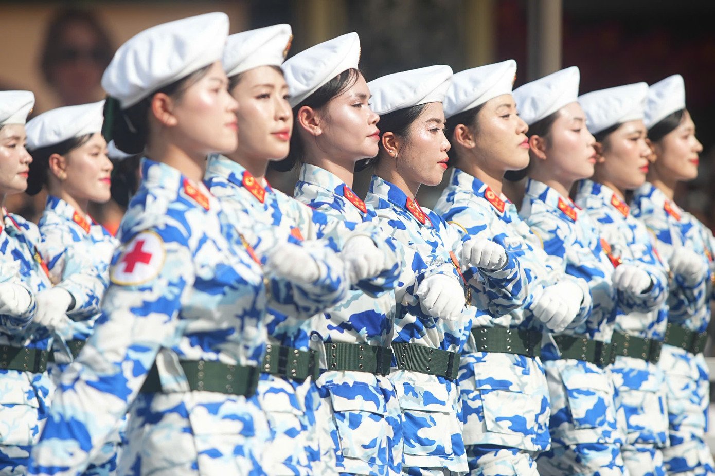 Khối nữ sĩ quan Quân y khắc ghi lời Bác Hồ dạy “Người thầy thuốc giỏi đồng thời phải là người mẹ hiền”; những nữ sĩ quan Quân y đã làm việc quên mình, xông pha trong mưa bom, bão đạn, cứu chữa bộ đội và nhân dân, khắc phục thiên tai, thảm họa, phòng chống dịch bệnh, lập nhiều thành tích đặc biệt xuất sắc. Với khát vọng cống hiến, các nữ sĩ quan Quân y hôm nay không ngừng tu dưỡng, học tập nâng cao trình độ mọi mặt, hết lòng phụng sự Tổ quốc, phục vụ Nhân dân.
