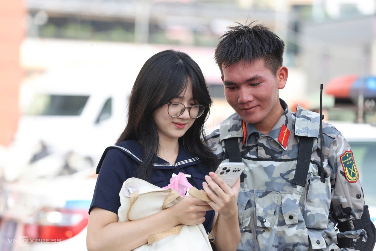 Chiến sĩ Khối đặc nhiệm dù và một bạn gái. Ảnh: Đức Đồng