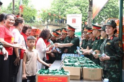 Tin tức trong ngày - Quân đội tặng lương khô bay, lương khô ruốc gà cho người dân xem diễu binh