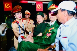 Tin tức trong ngày - Nhộn nhịp những chuyến xe đưa đón đại biểu, người có công dự lễ A80