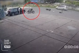 Clip: Xe máy lao thẳng vào người đàn ông vừa bước xuống ô tô cực mạnh