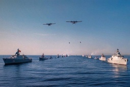 Tin tức trong ngày - Tàu chiến, tàu ngầm và máy bay diễu binh trên biển Cam Ranh