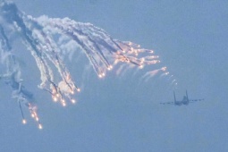 Tin tức trong ngày - Su-30MK2 thả bẫy nhiệt trên bầu trời Ba Đình