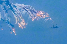 Tin tức trong ngày - Su-30MK2 thả bẫy nhiệt trên Ba Đình