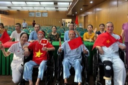 Tin tức trong ngày - Bệnh nhân ngồi xe lăn, đeo dây truyền háo hức xem trực tiếp lễ diễu binh