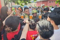 VIDEO: Giây phút trùng phùng giữa chiến sĩ và người thân sau A80 khiến ai cũng xúc động