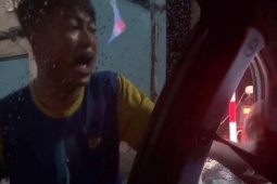 Tin tức trong ngày - Công an tạm giữ đối tượng chặn đường, đập phá taxi công nghệ ở TPHCM