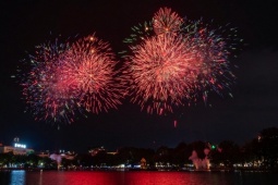 Pháo hoa rực sáng bầu trời Hà Nội, TP HCM đêm 2/9