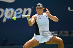 Nóng rực tennis US Open: Swiatek dễ dàng đi tiếp, Osaka vùi dập Coco Gauff