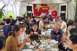 Cả xóm 150 người ở Ninh Bình dựng rạp, mổ bê tưng bừng liên hoan mừng 2/9