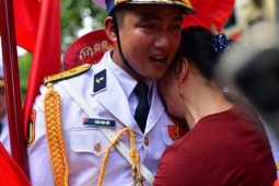 Chiến sĩ vỡ òa khi gặp lại gia đình sau nhiều tháng tập luyện diễu binh 2/9