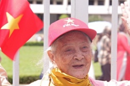 Du lịch - Du khách xếp hàng dài chờ tham quan Dinh Độc Lập mừng 2/9