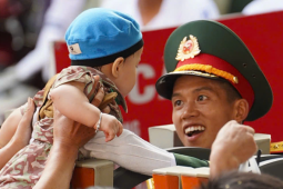 Quân dân bịn rịn sau lễ diễu binh mừng Quốc khánh