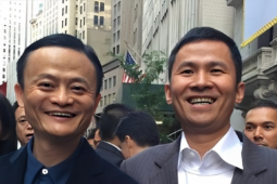 Kinh doanh - Hai lần thoát truy sát trong gang tấc, tỷ phú 48 tuổi rời xa hào nhoáng