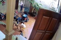 Tin tức trong ngày - Thót tim cảnh bé trai Hà Nội rơi từ mái tôn, được hàng xóm đỡ kịp