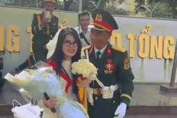 Bạn trẻ - Cuộc sống - Được chiến sĩ cầu hôn ngay sau diễu binh, cô gái Cần Thơ xúc động nghẹn ngào