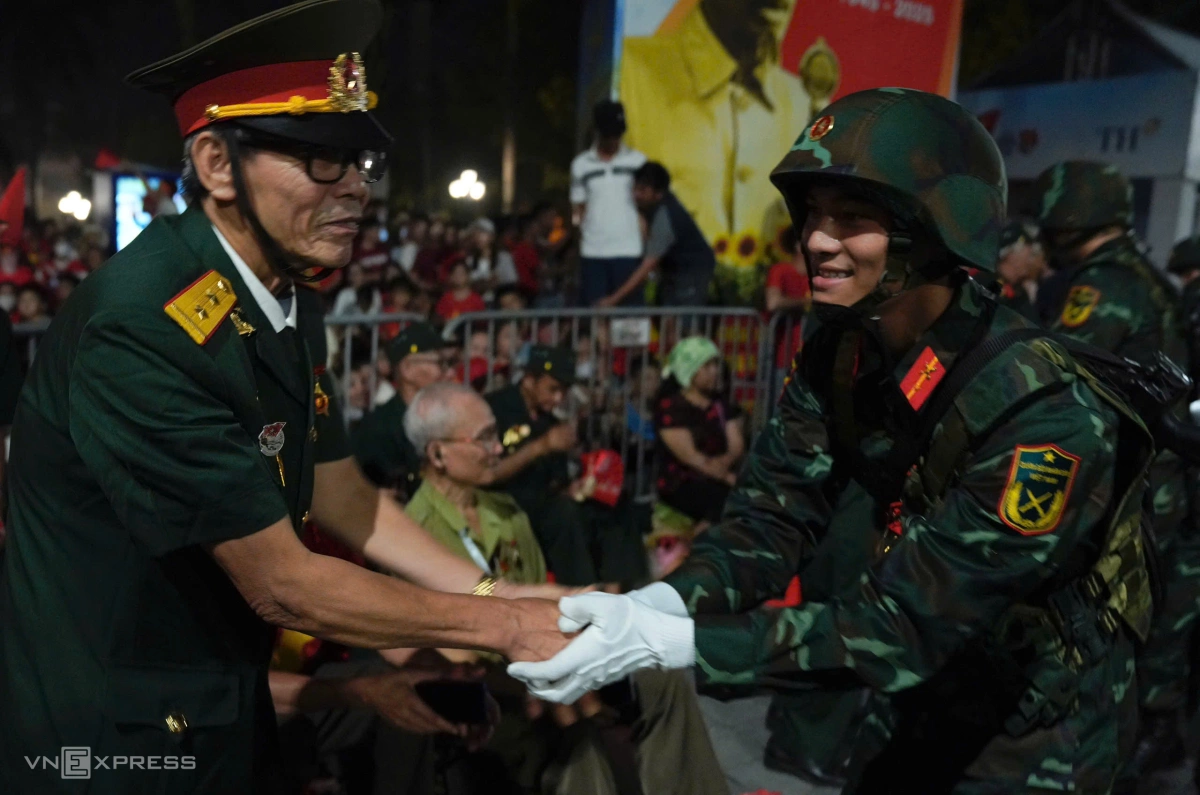 Sau khi giao lưu, các chiến sĩ xin phép bắt tay từng cựu chiến binh. Ảnh:&nbsp;Nguyễn Đông