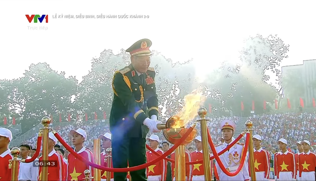 Ngọn lửa được trao cho Trung tướng, Anh hùng lực lượng vũ trang nhân dân Nguyễn Đức Soát, nguyên Phó Tổng Tham mưu trưởng Quân đội nhân dân Việt Nam