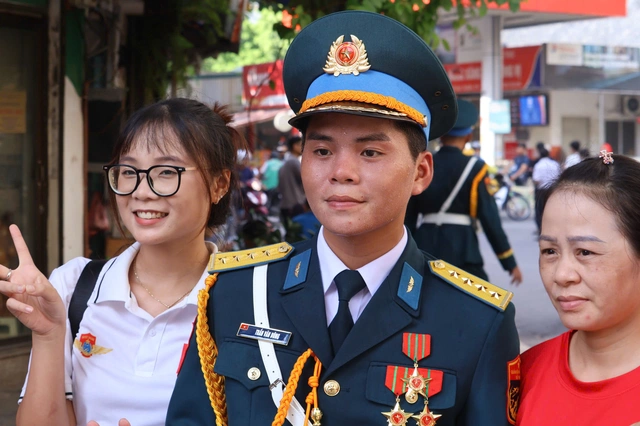 Chiến sĩ khối quân chủng phòng không - không quân giao lưu, chụp ảnh cùng người dân Thủ đô Hà Nội. Ảnh: Hải Anh